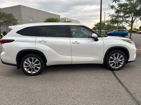 Used 2023 Toyota Highlander Limited FWD image 2