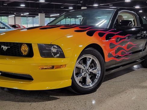 Used 2006 Ford Mustang GT RWD image 8