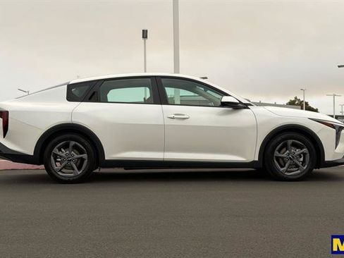 Used 2025 Kia K4 FWD image 3