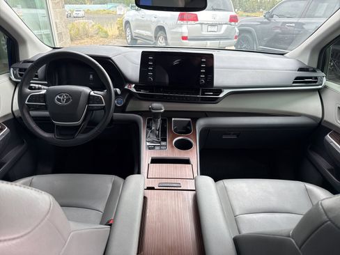 Used 2023 Toyota Sienna XLE image 16
