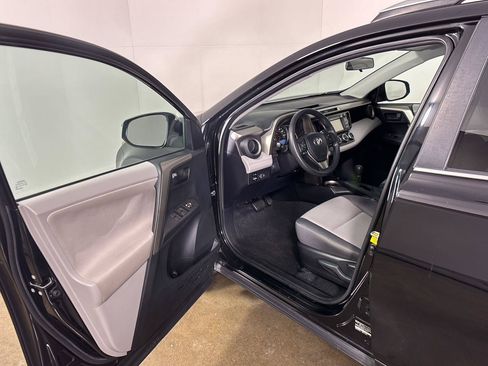 Used 2013 Toyota RAV4 LE AWD/4WD image 2