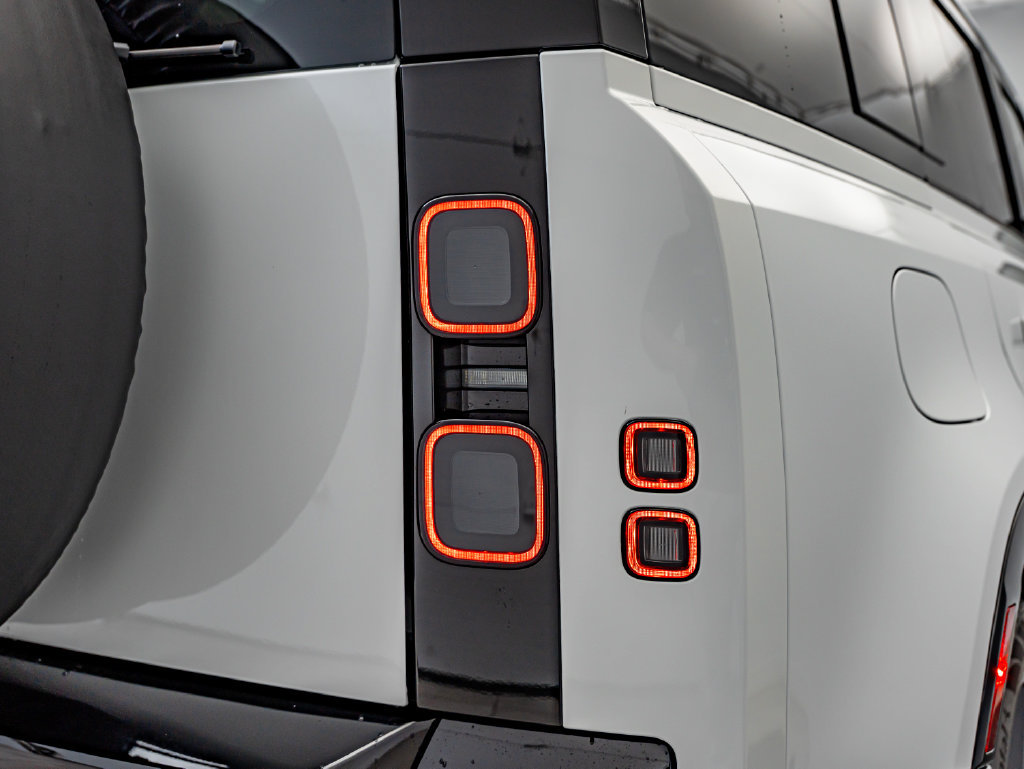 New 2026 Land Rover Defender 110 X-Dynamic SE AWD/4WD image 14