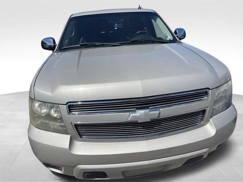 Used 2007 Chevrolet Suburban LT w/ LT Preferred Equipment Group AWD/4WD image 3