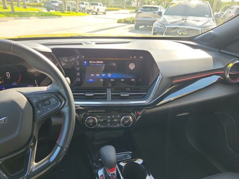 Used 2024 Chevrolet Trax RS w/ Sunroof Package FWD image 18