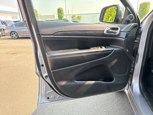 Used 2019 Jeep Grand Cherokee Altitude AWD/4WD image 16