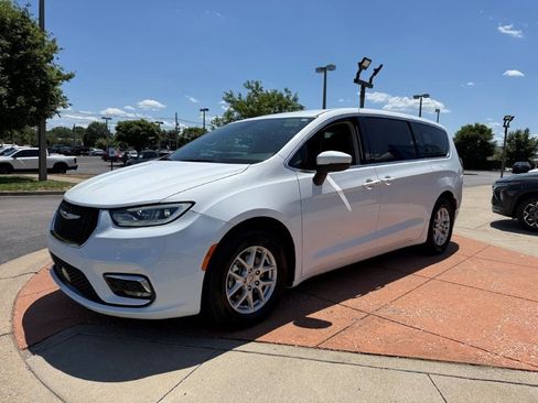 Used 2023 Chrysler Pacifica Touring-L FWD image 3