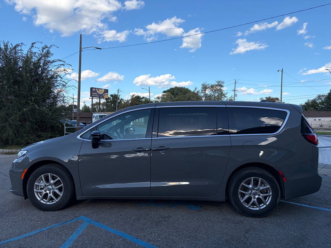 Used 2025 Chrysler Pacifica Select FWD image 8