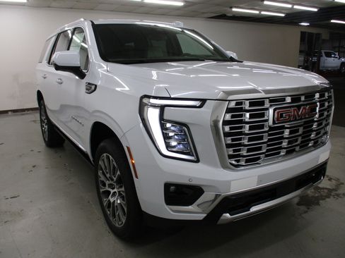 New 2026 GMC Yukon Denali w/ Denali Reserve Package AWD/4WD image 3