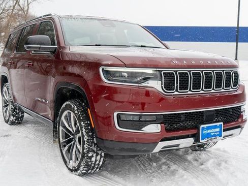 Used 2023 Jeep Wagoneer Series III w/ Premium Group I AWD/4WD image 4