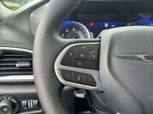 Used 2025 Chrysler Pacifica Select FWD image 24