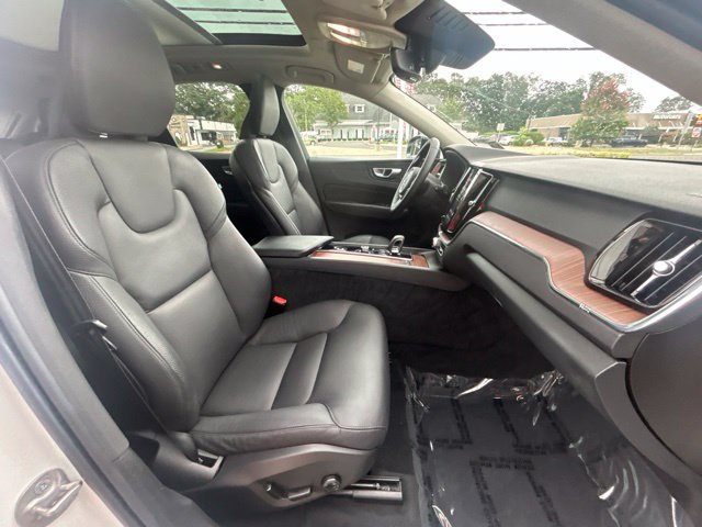 Certified 2024 Volvo XC60 B5 Plus w/ Protection Package Premier AWD/4WD image 15