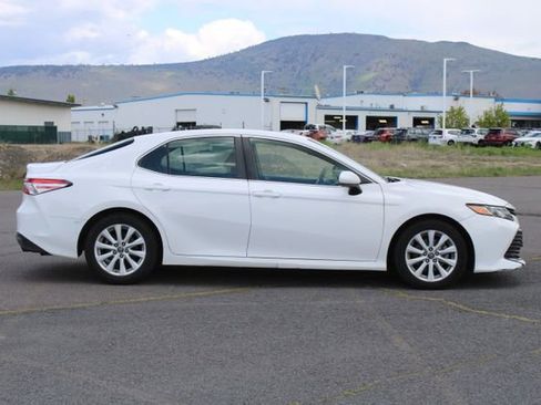 Used 2018 Toyota Camry LE FWD image 6