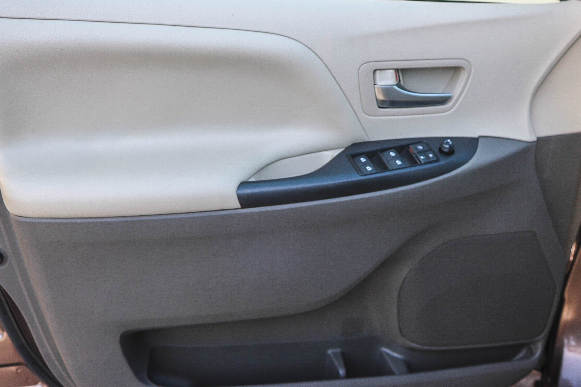 Used 2018 Toyota Sienna LE w/ Carpet Mat Package FWD image 21