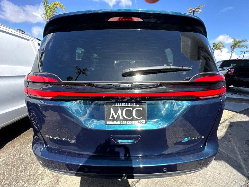 Used 2023 Chrysler Pacifica Limited w/ Uconnect Theater Family Group FWD image 5