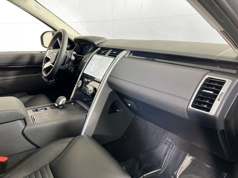 Used 2024 Land Rover Discovery S image 32