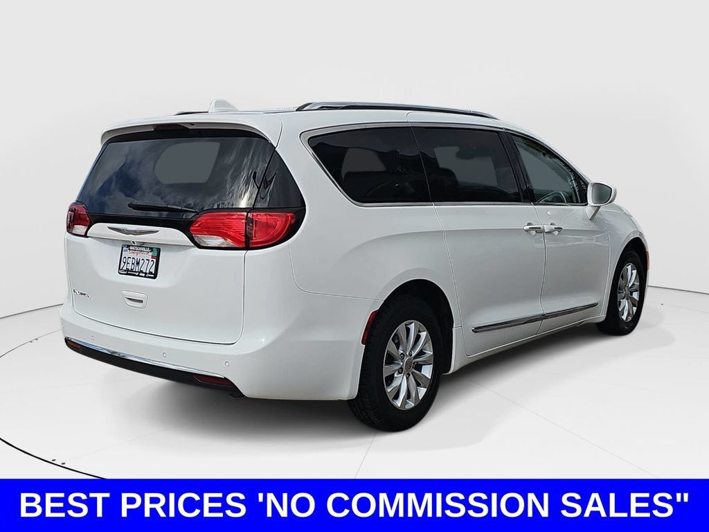 Used 2018 Chrysler Pacifica Touring-L FWD image 3