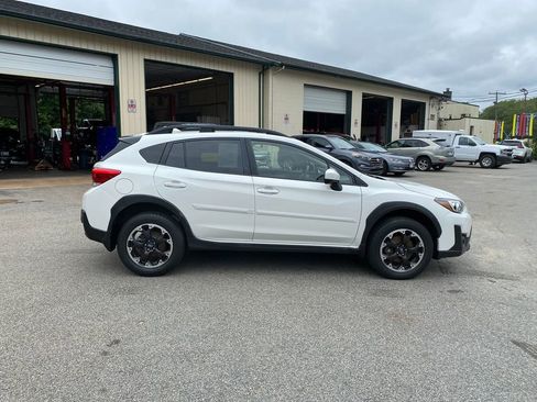 Used 2022 Subaru Crosstrek 2.0i Premium w/ Moonroof Package image 4