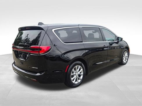 Used 2026 Chrysler Pacifica Limited FWD image 7
