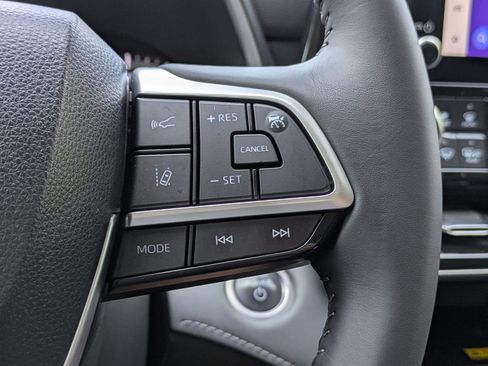 Used 2024 Toyota Highlander XLE FWD image 28