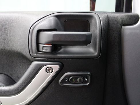 Used 2014 Jeep Wrangler Unlimited Rubicon w/ Connectivity Group image 37