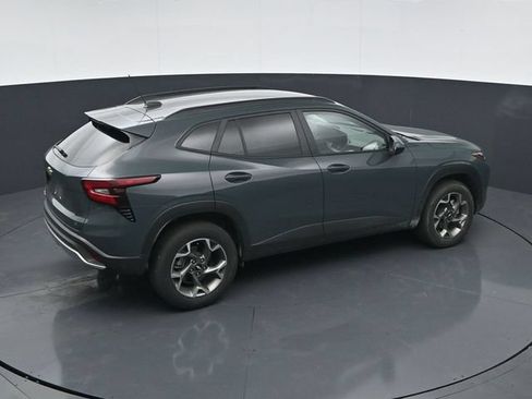 Used 2025 Chevrolet Trax LT FWD image 29
