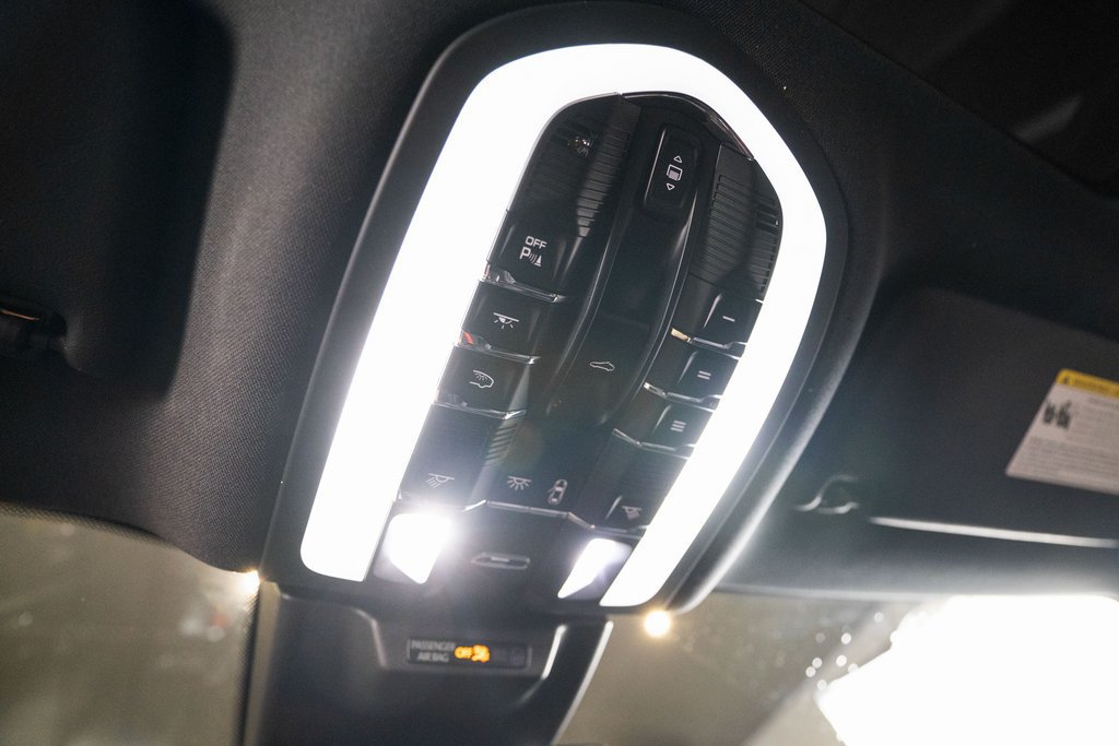 Certified 2025 Porsche Macan AWD/4WD image 28