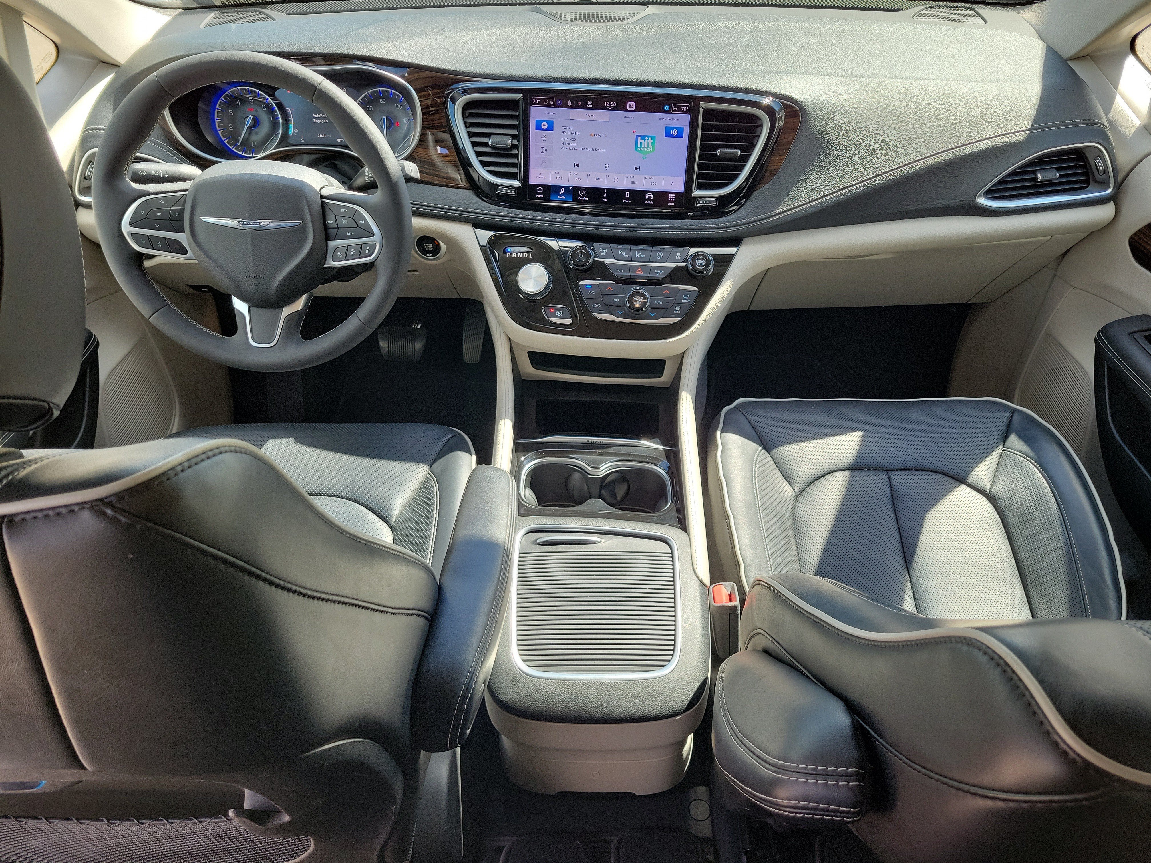 Used 2023 Chrysler Pacifica Limited FWD image 16