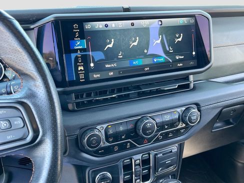 Used 2024 Jeep Gladiator Mojave w/ Technology Group AWD/4WD image 16