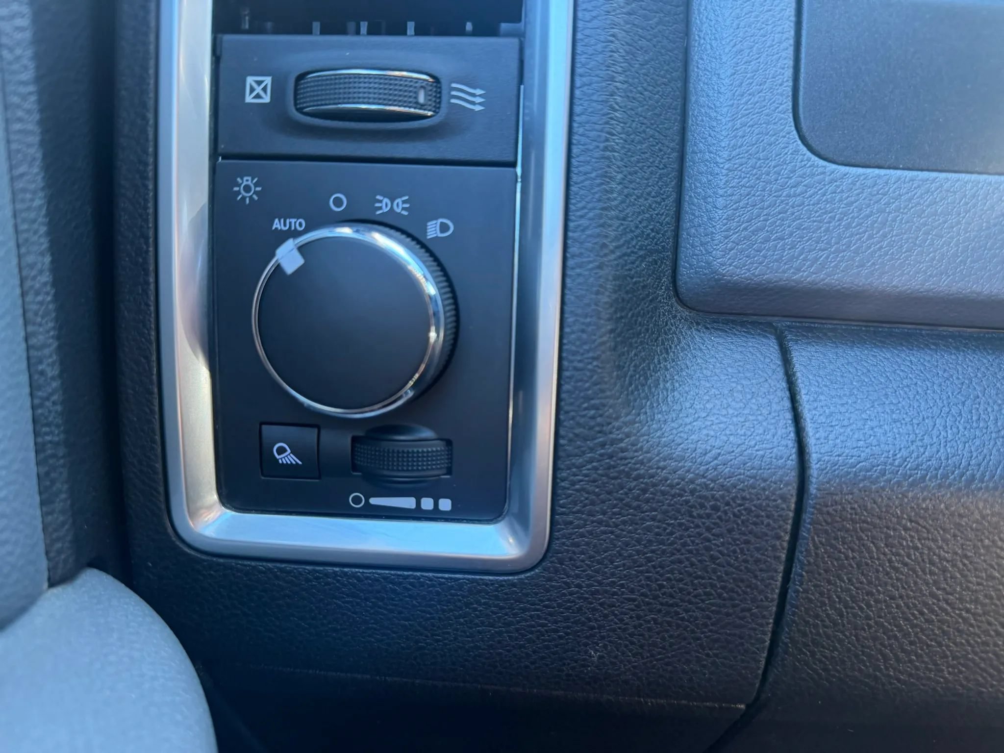 Used 2020 RAM 1500 Classic SLT AWD/4WD image 20