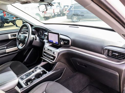 Used 2022 Ford Explorer XLT image 16