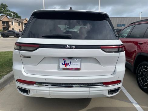 Used 2023 Jeep Grand Cherokee Overland RWD image 5