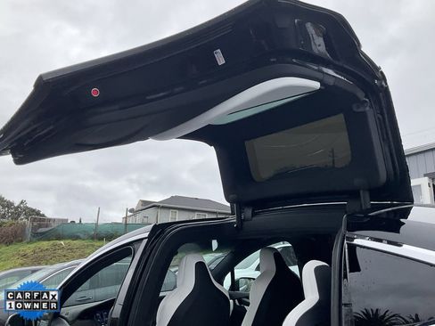 Used 2018 Tesla Model X 75D image 33