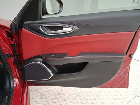 Used 2019 Alfa Romeo Giulia RWD w/ Nero Edizione image 33