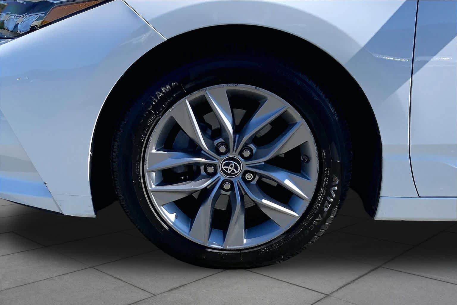 Used 2019 Toyota Avalon XLE w/ Moonroof Package FWD image 11