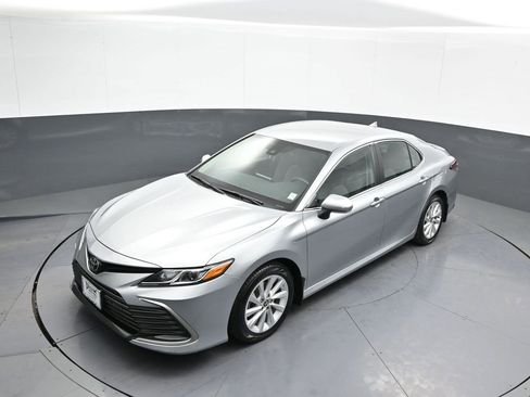 Used 2021 Toyota Camry LE image 32