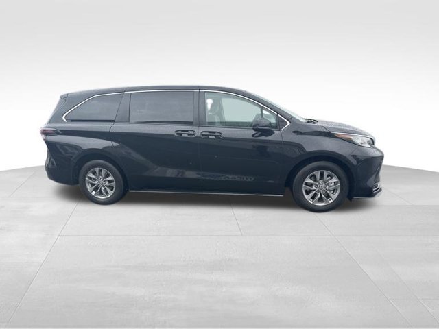 Used 2023 Toyota Sienna LE FWD image 6