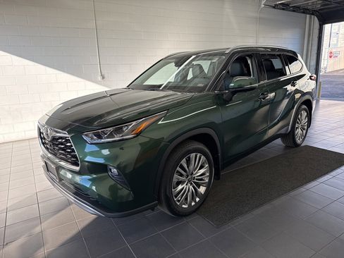 Used 2024 Toyota Highlander Platinum image 4