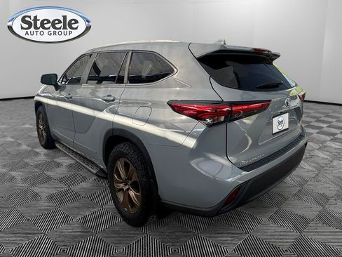 Used 2023 Toyota Highlander Bronze Edition image 3