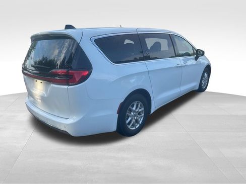 Used 2023 Chrysler Pacifica Touring-L FWD image 22