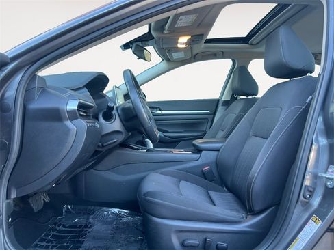 Used 2022 Nissan Altima 2.5 SV w/ SV Premium Package image 9