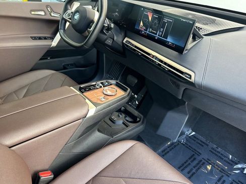 Used 2022 BMW iX xDrive50 w/ Premium Package AWD/4WD image 17
