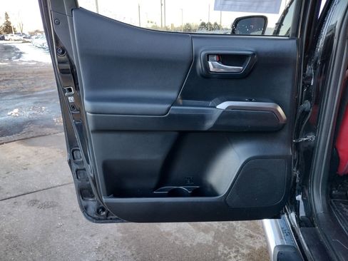 Used 2017 Toyota Tacoma TRD Sport image 12