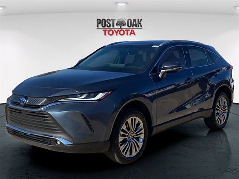 Used 2024 Toyota Venza XLE image 3