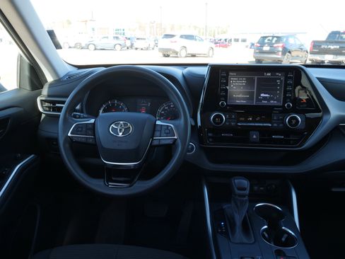 Used 2021 Toyota Highlander L image 21