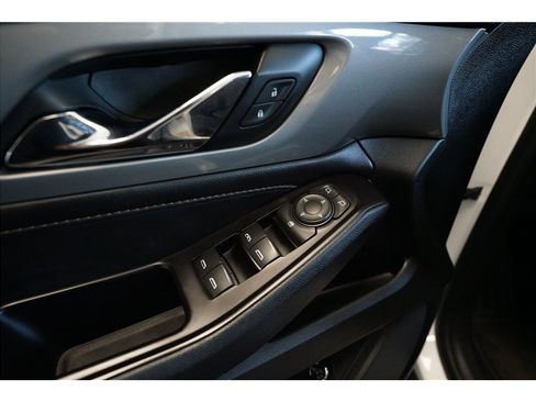 Used 2020 Chevrolet Traverse LT FWD image 17
