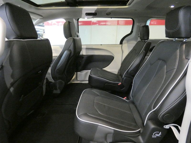 Used 2024 Chrysler Pacifica Limited w/ Trailer Tow Group AWD/4WD image 28