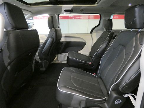 Used 2024 Chrysler Pacifica Limited w/ Trailer Tow Group AWD/4WD image 28