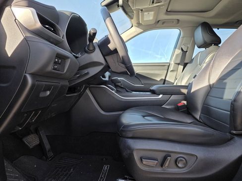 Used 2024 Toyota Highlander XLE image 11