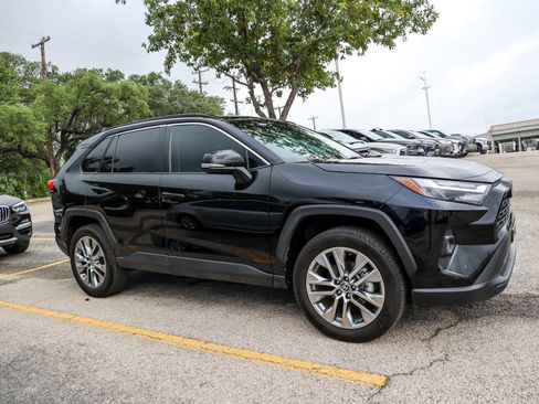 Used 2023 Toyota RAV4 XLE Premium FWD image 7