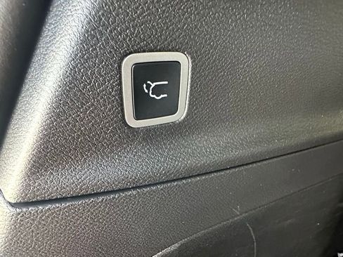 New 2025 Chrysler Pacifica Select w/ Fav Edition Package image 9